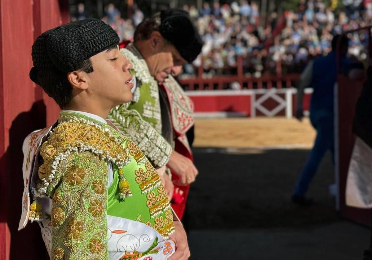 Marco Pérez, antes de hacer el paseíllo junto a Rafael González y Prestel, dos fijos en su cuadrilla.