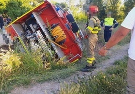 Imagen del camión de Bomberos volcado.