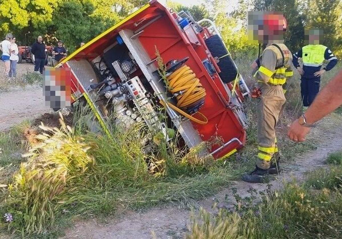 Vuelca un camión de Bomberos en Cabrerizos cuando se dirigía a apagar un incendio