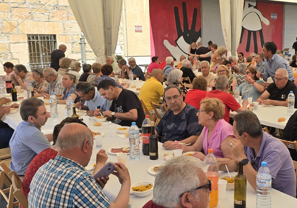 Homenaje y paella para 200 mayores de Villamayor de Armuña