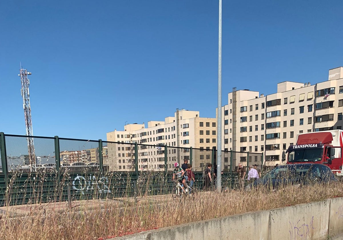 Recuperación sorprendente tras el susto en Puente Ladrillo: el camionero ya tiene el alta tras ser atendido por una UVI móvil en el lugar