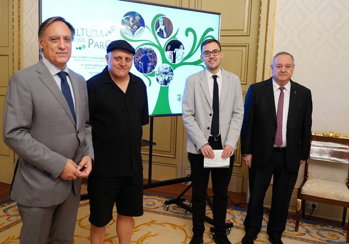 El alcalde, Carlos García Carbayo, durante la presentación del nuevo programa 'Cultura en los Parques'.