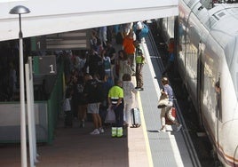 Pasajeros bajando de un Alvia en la estación de Salamanca.