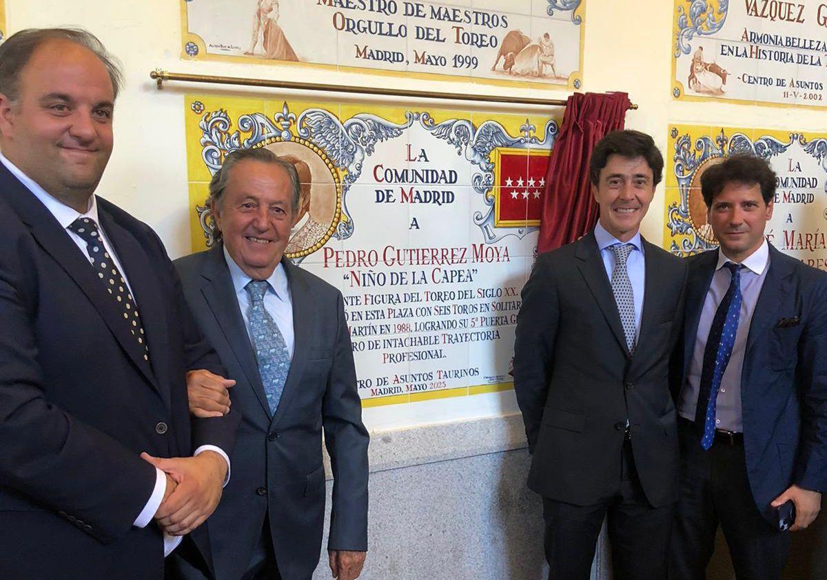Imagen principal - El nombre de Capea ya está grabado para siempre en la plaza de Las Ventas