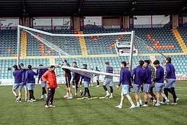 Los jugadores cargando una portería.