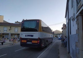 Un autobús de Mombús pasa por Sorihuela sin realizar parada.