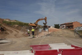 Los trabajos para derribar y construir un nuevo puente sobre la vía del tren en la calle Cordel de Merinas de Chamberí comenzaron el pasado mes de noviembre.