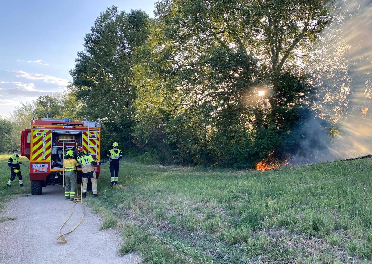 Imagen secundaria 1 - Los Bomberos intervienen para sofocar dos incendios en Salamanca