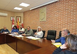 Concejales en sesión de pleno en Macotera.
