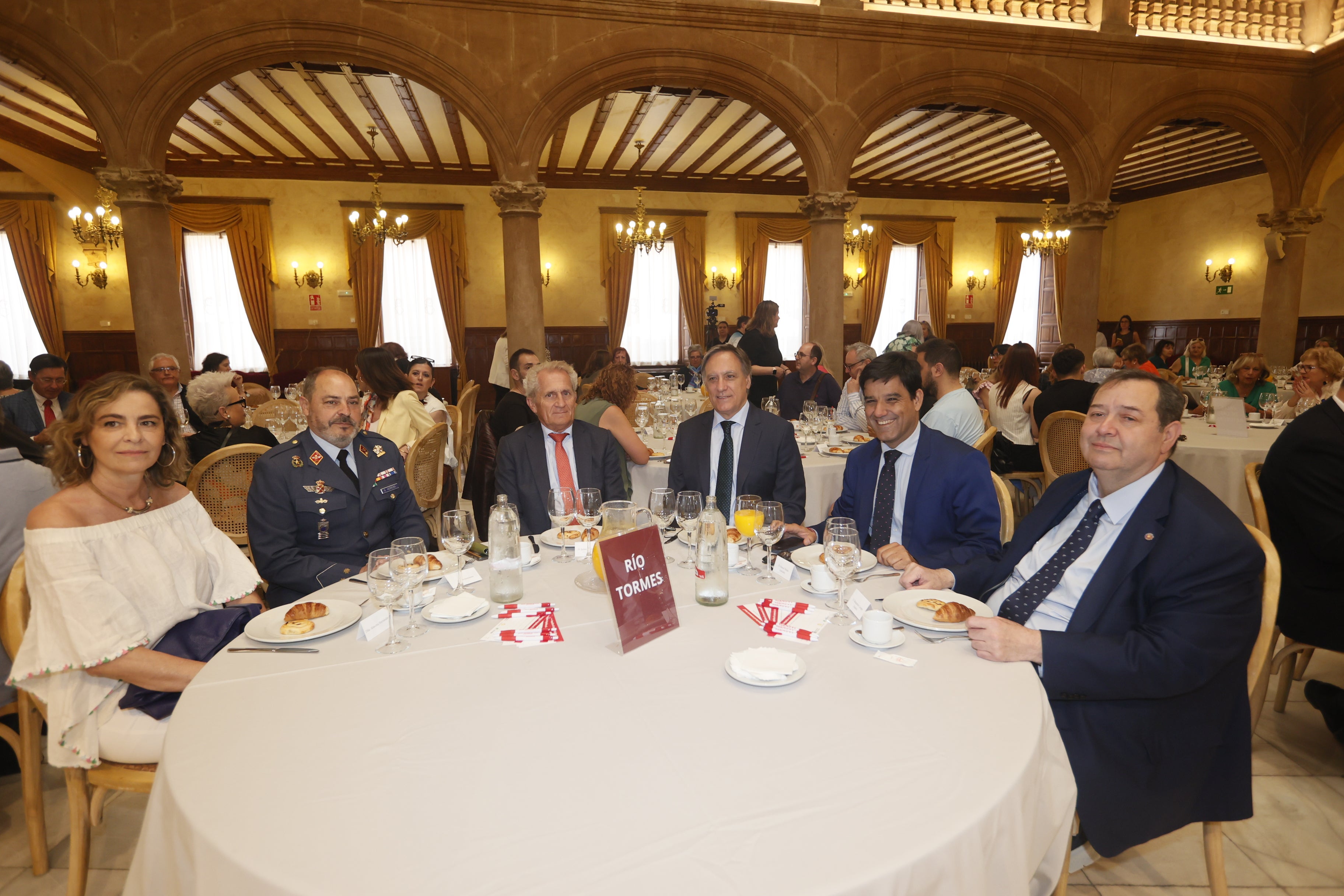Azucena Hernández (Presidenta ACCIVISA), Emilio García Herrera (Subdelegado de Defensa en Salamanca), Jaime González Lucas (Director general de LA GACETA), Carlos García Carbayo (Alcalde de Salamanca), Manuel Rubio González (Director territorial de Unicaja en Castilla y León) y Benjamín Crespo Andrés (Presidente de la Cámara de Comercio).