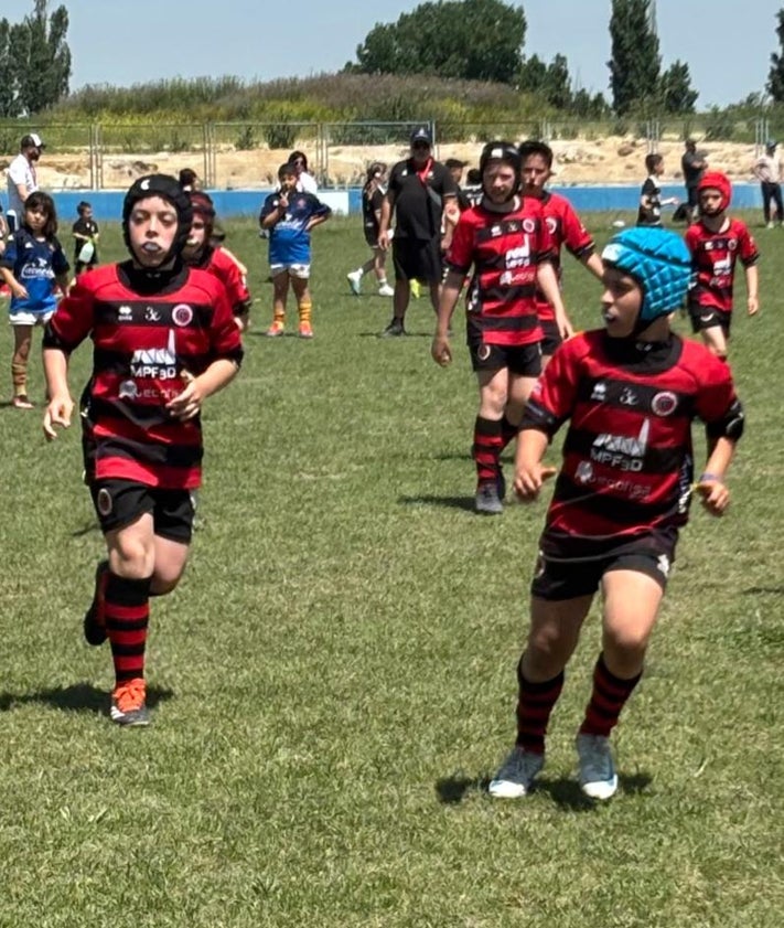 Imagen secundaria 2 - Gran experiencia para los más pequeños del Salamanca Rugby Club en el Festival Nacional