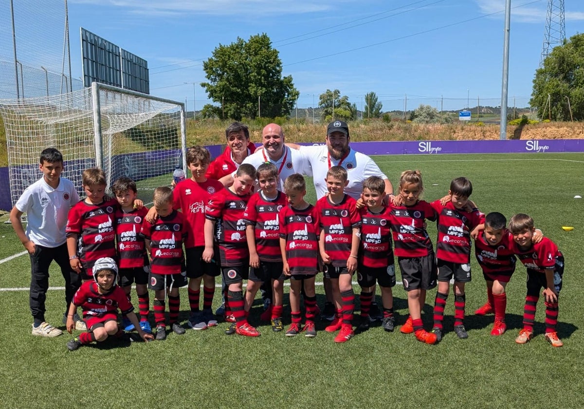 Imagen principal - Gran experiencia para los más pequeños del Salamanca Rugby Club en el Festival Nacional
