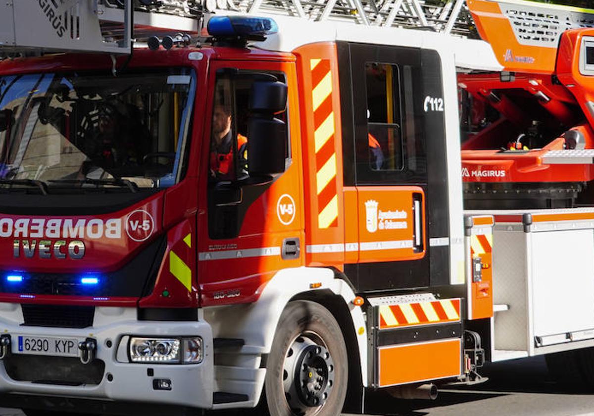 Gran movilización de los Bomberos hasta la comisaría de la Policía Nacional por un fuego declarado en un cuadro eléctrico