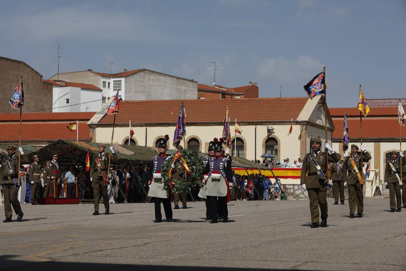 Desfiles y condecoraciones para honrar a San Fernando en el Acuartelamiento General Arroquia