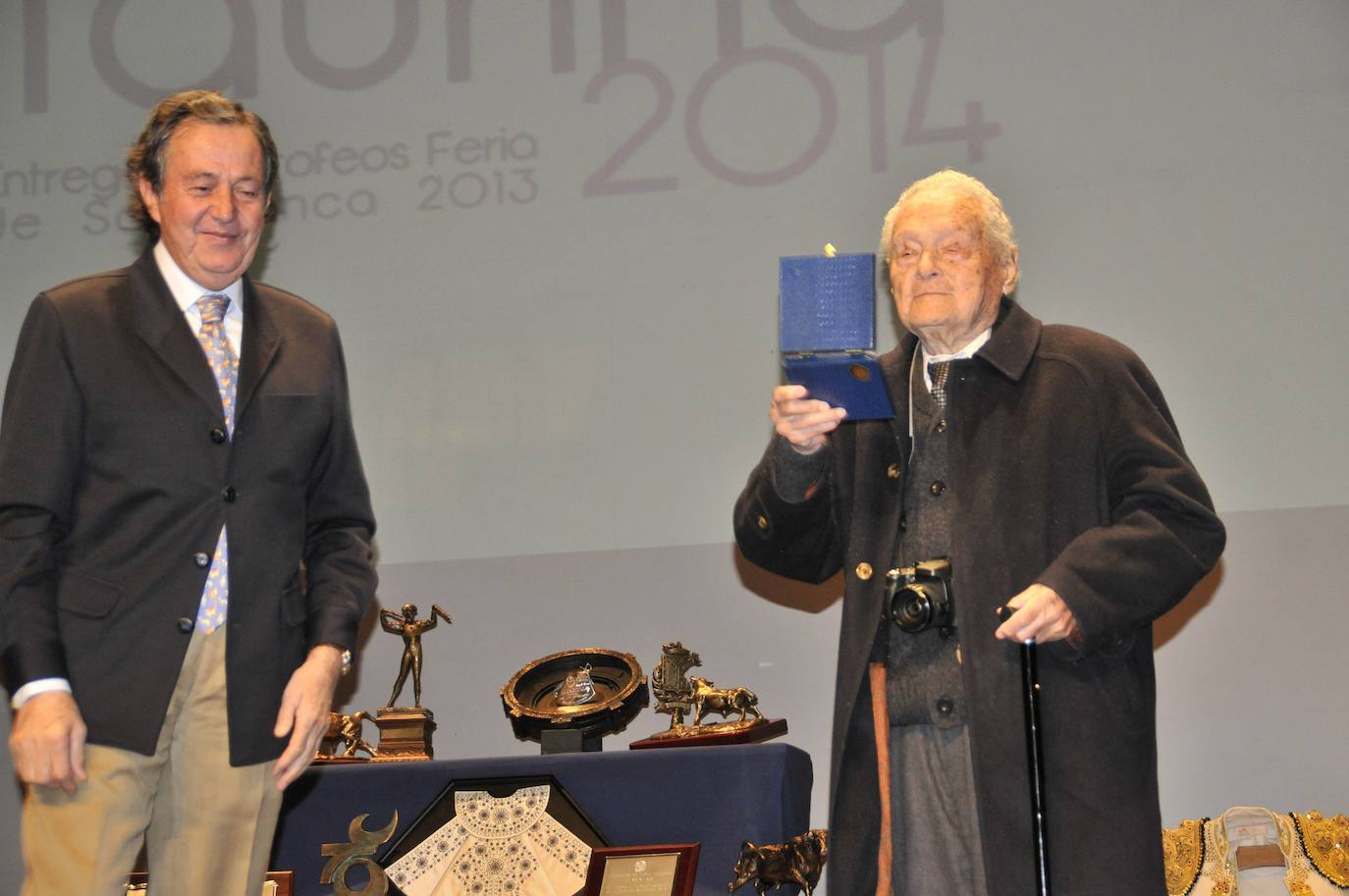 El 21 de febrero de 2014 entregó un premio al gran fotógrafo taurino Francisco Cano en la gala de las peñas taurinas salmantinas celebrada en el Teatro Liceo.