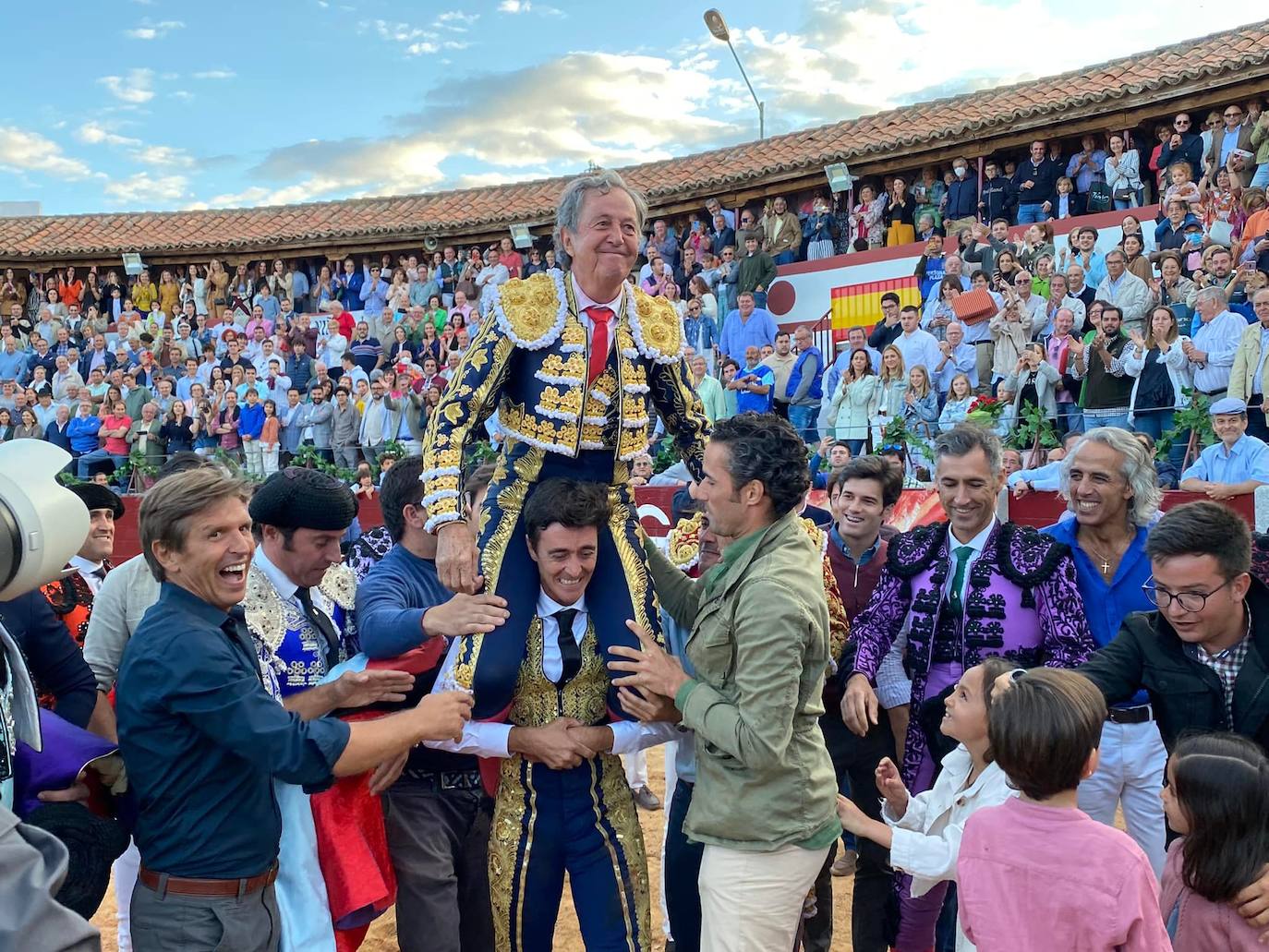 Salió a hombros de su hijo escoltado por otros toreros como El Cordobés, Javier Conde; José Garrido, Tejela, o El Juli.