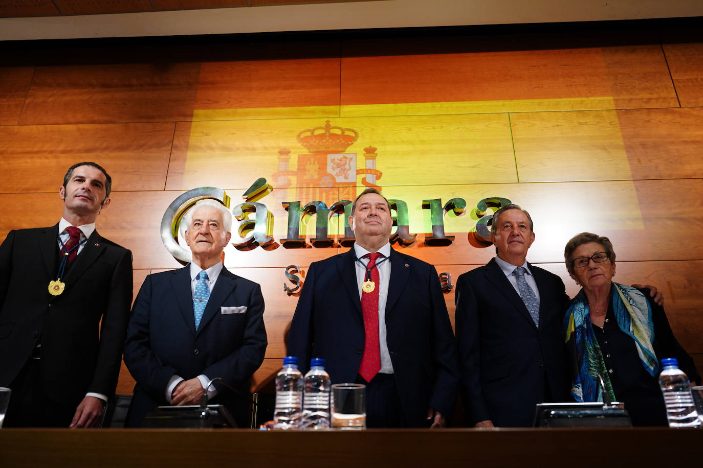 La Cámara de Comercio salmantina entregó el 17 de noviembre de 2023 su Medalla al Mérito empresarial a 'El Viti', 'El Niño de la Capea' y Julio Robles, por contribuir a la imagen de la provincia y por consolidar el sector económico, social y cultural de la tauromaquia, entre otros factores.