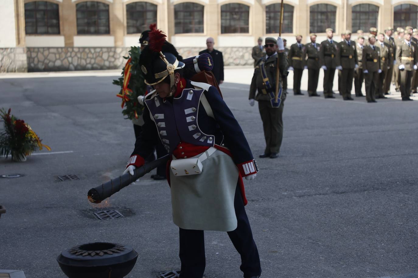 Desfiles y condecoraciones para honrar a San Fernando en el Acuartelamiento General Arroquia