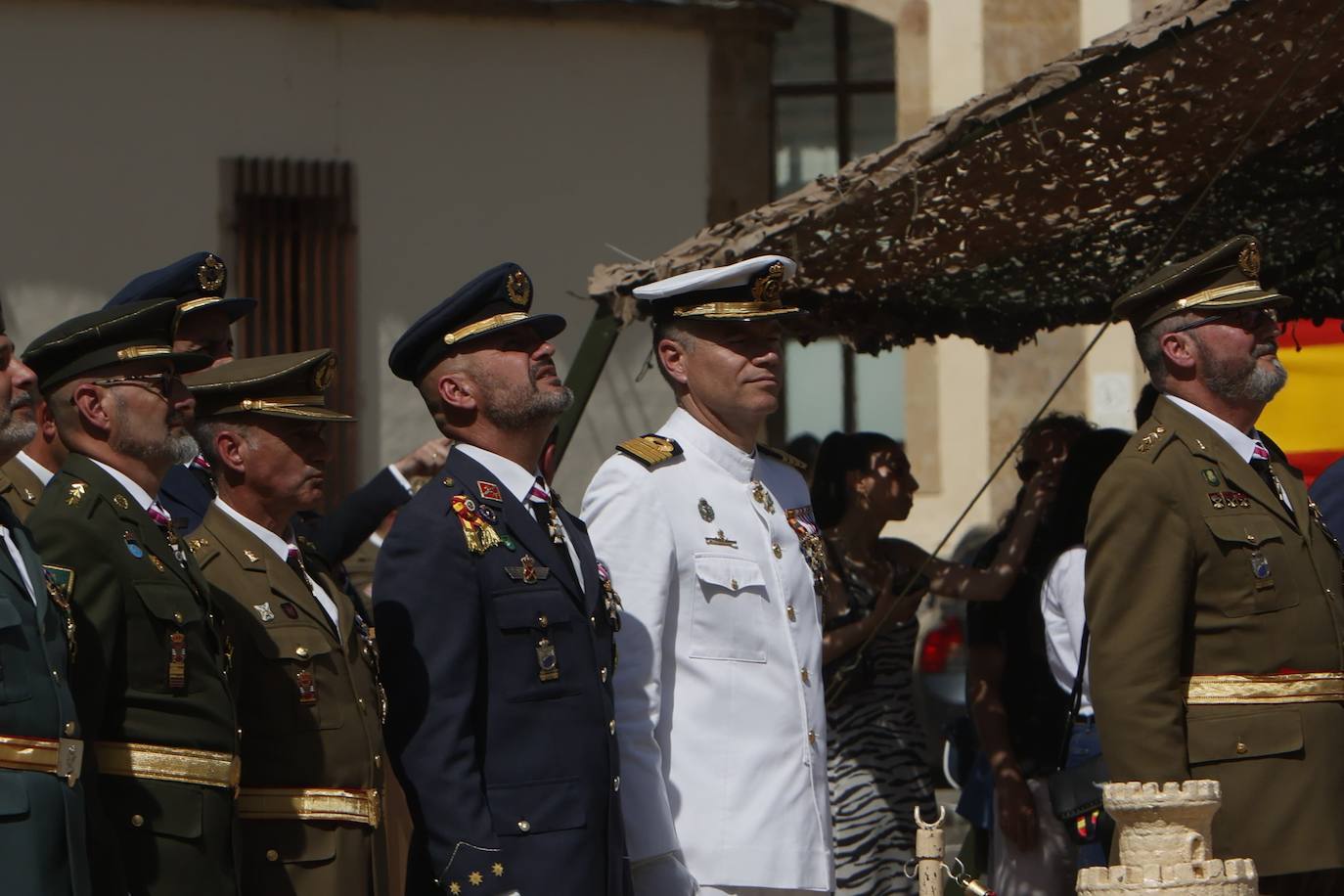 Desfiles y condecoraciones para honrar a San Fernando en el Acuartelamiento General Arroquia