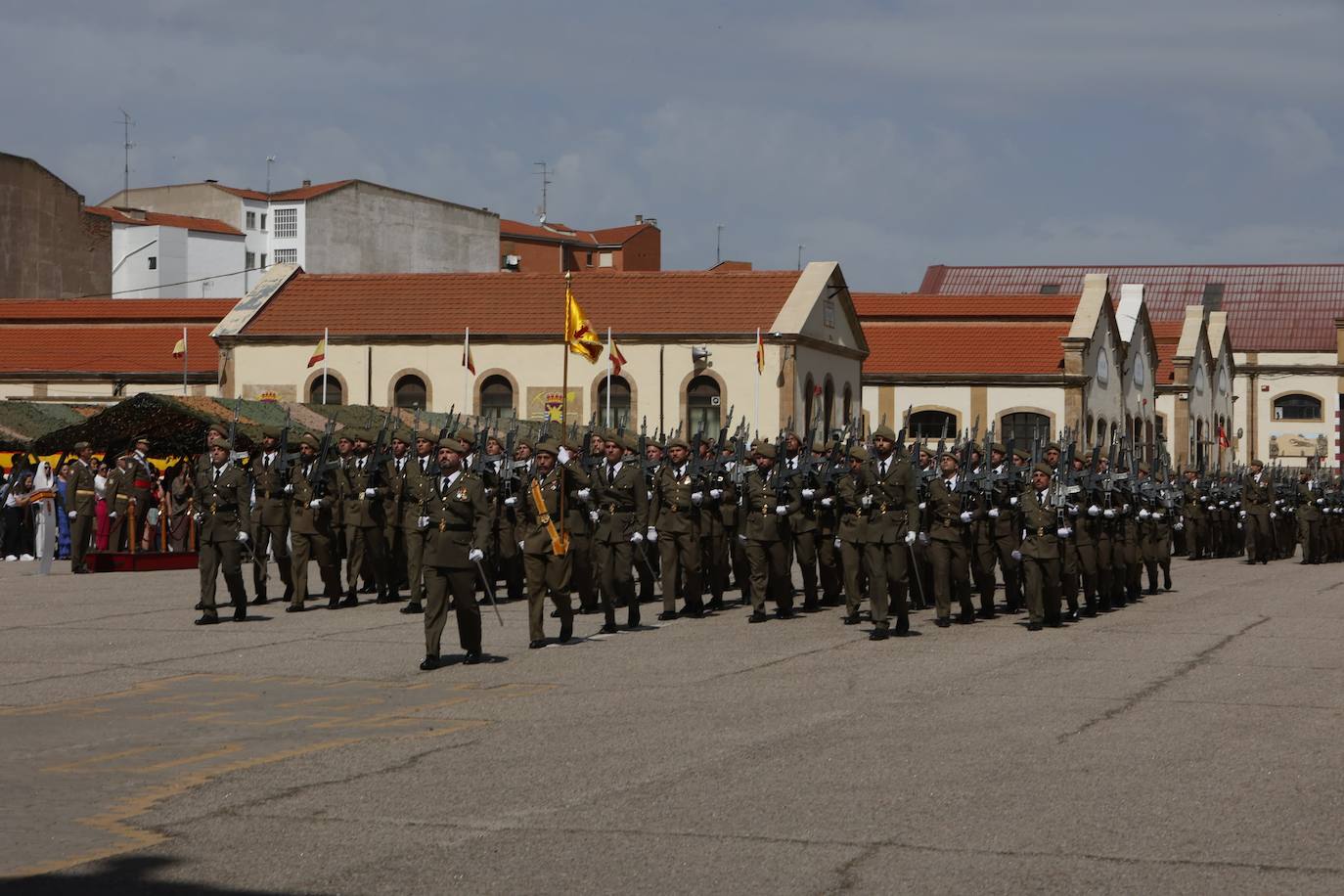 Desfiles y condecoraciones para honrar a San Fernando en el Acuartelamiento General Arroquia