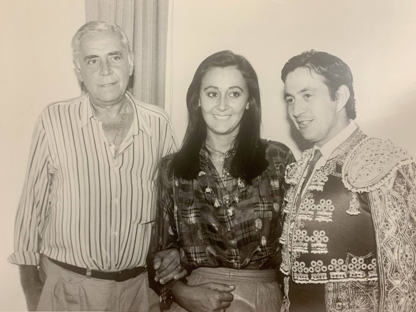 En la imagen aparece El Niño de la Capea junto a su mujer Carmen Lorenzo y, a la izquierda José Antonio Chopera, su eterno apoderado. El donostiarra se hizo cargo de su carrera seis meses antes de su alternativa y estuvo 24 años dirigiendo su carrera en los ruedos en un caso casi inédito en la historia del toreo.