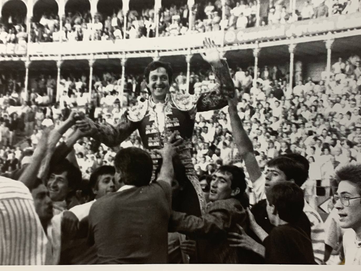 El 14 de septiembre de 1988 fue un día para la historia. El Niño de la Capea se retiraba de los ruedos en su plaza de La Glorieta y firma su actuación más prodigiosa. Corta el rabo de Borrascoso de la ganadería de Joaquín Buendía. 
