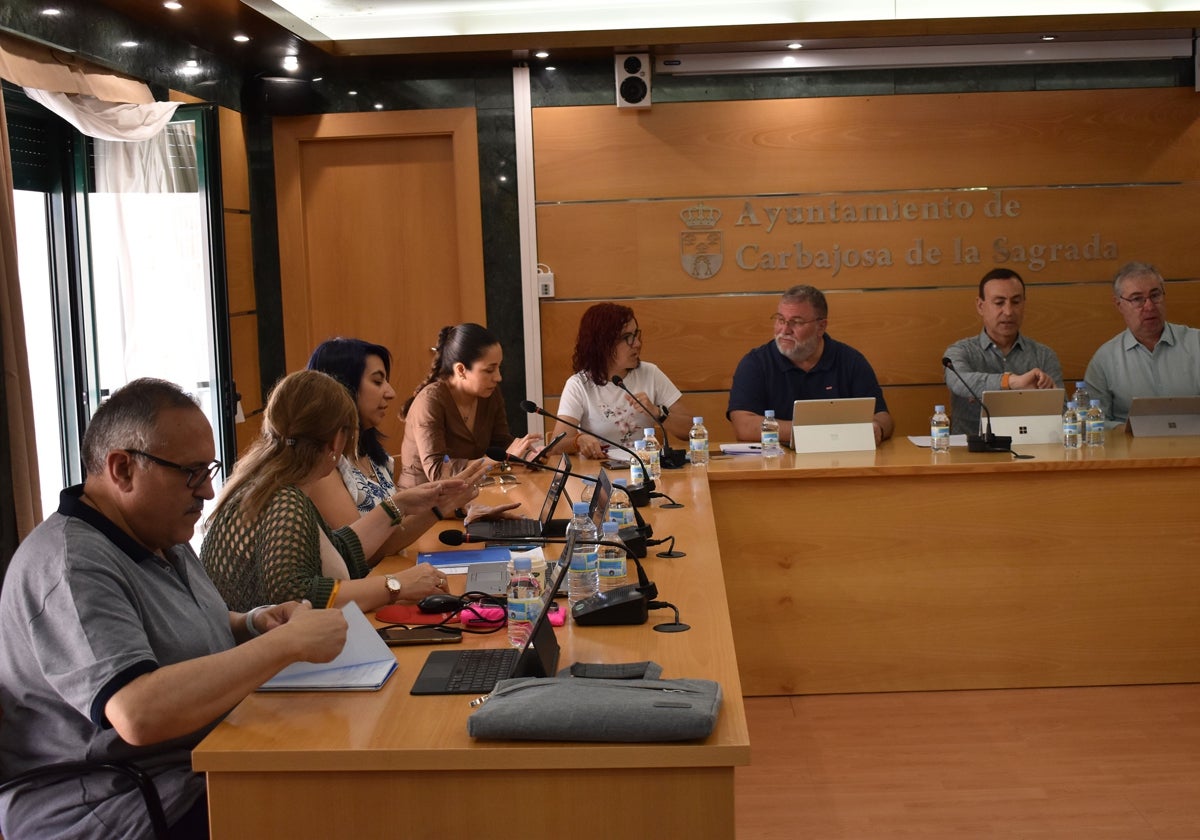 Parte de los munícipes de Carbajosa durante la sesión plenaria.
