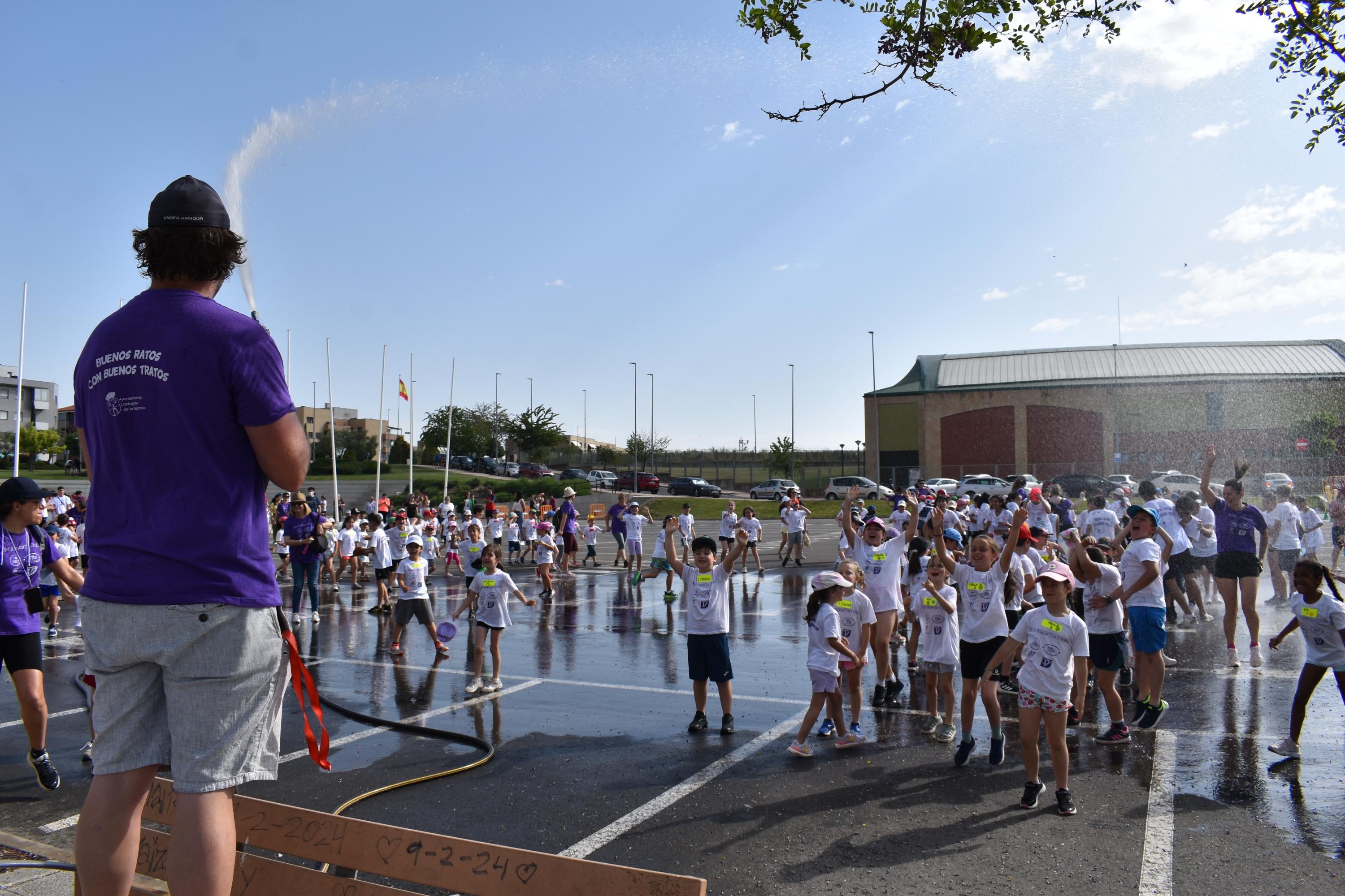 Bailes, solidaridad y convivencia bajo un sol de justicia para celebrar el Día de la Educación Física en la Calle en Carbajosa