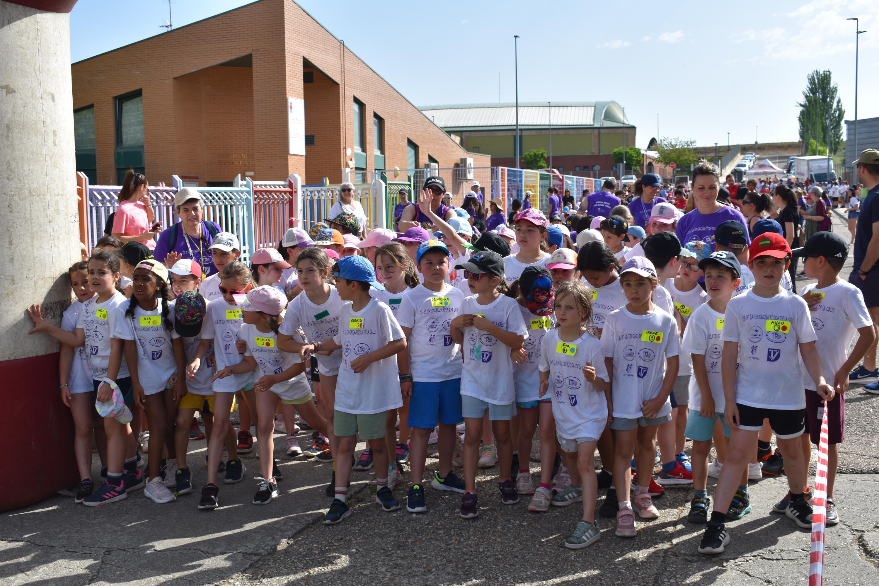 Bailes, solidaridad y convivencia bajo un sol de justicia para celebrar el Día de la Educación Física en la Calle en Carbajosa