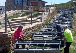 Imagen de personal del Ayuntamiento de Béjar con las sillas del telesilla ya desmontadas.