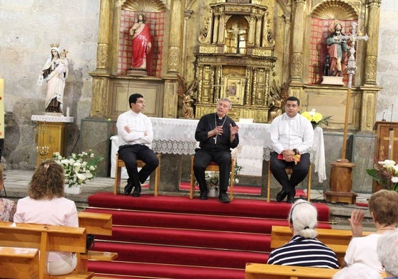 José Luis Retana se dirige a los fieles congregados en la iglesia de Lagunilla.
