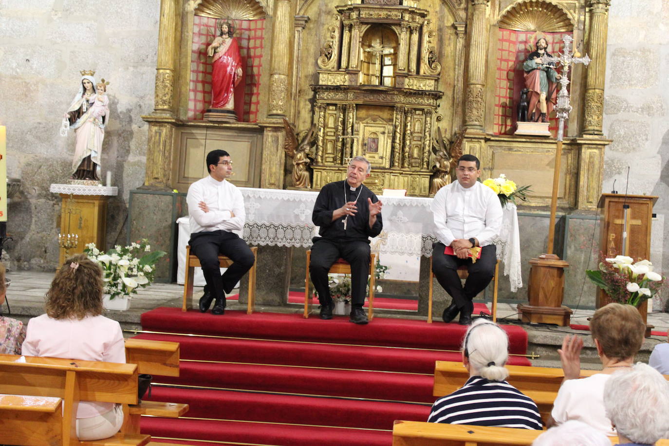 El obispo de Salamanca se reúne con las comunidades del sur de Béjar en Lagunilla