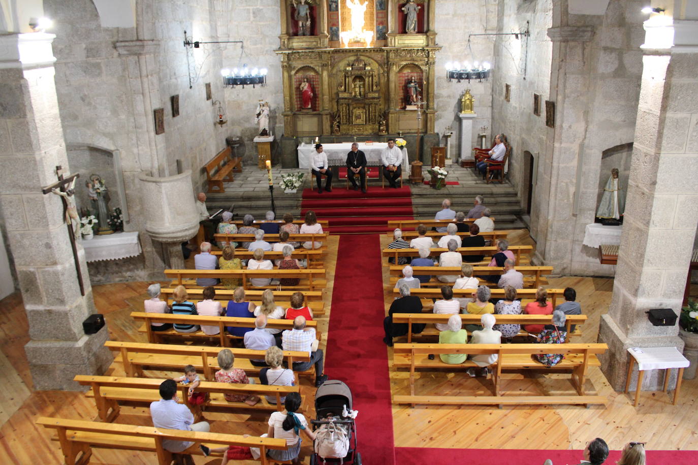 El obispo de Salamanca se reúne con las comunidades del sur de Béjar en Lagunilla