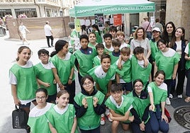 Jóvenes voluntarios -del colegio Misioneras de la Providencia- informaron a los transeúntes en la plaza del Liceo.