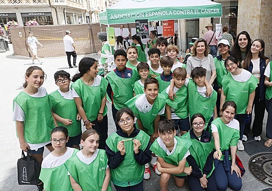 Jóvenes voluntarios -del colegio Misioneras de la Providencia- informaron a los transeúntes en la plaza del Liceo.