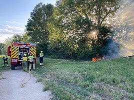 Imagen de las labores de extinción de un incendio forestal declarado en las últimas horas.