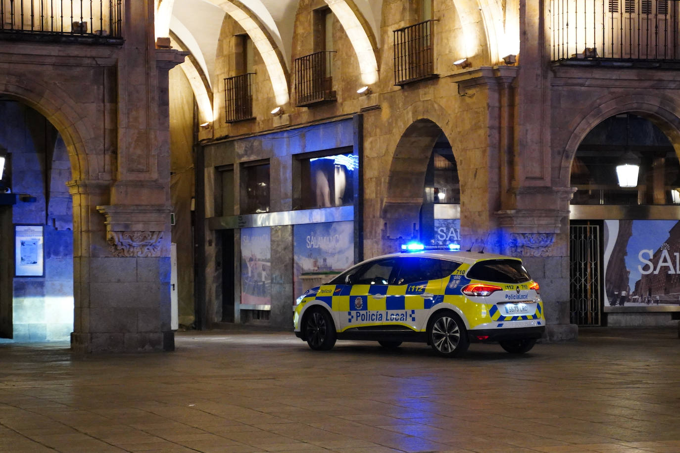 Un coche de la Policía Local, patrullando por la Plaza Mayor.