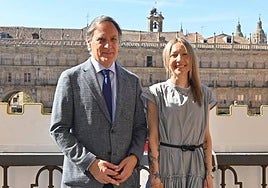 El alcalde de Salamanca, Carlos García Carbayo, y la pregonera de las próximas Ferias y Fiestas, la científica Sara Cuadrado-Castaño.