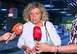 Terelu, ante los medios de comunicación, a su llegada a Madrid.