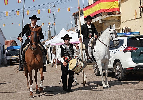 Recreación del guerrillero y sus lanceros.