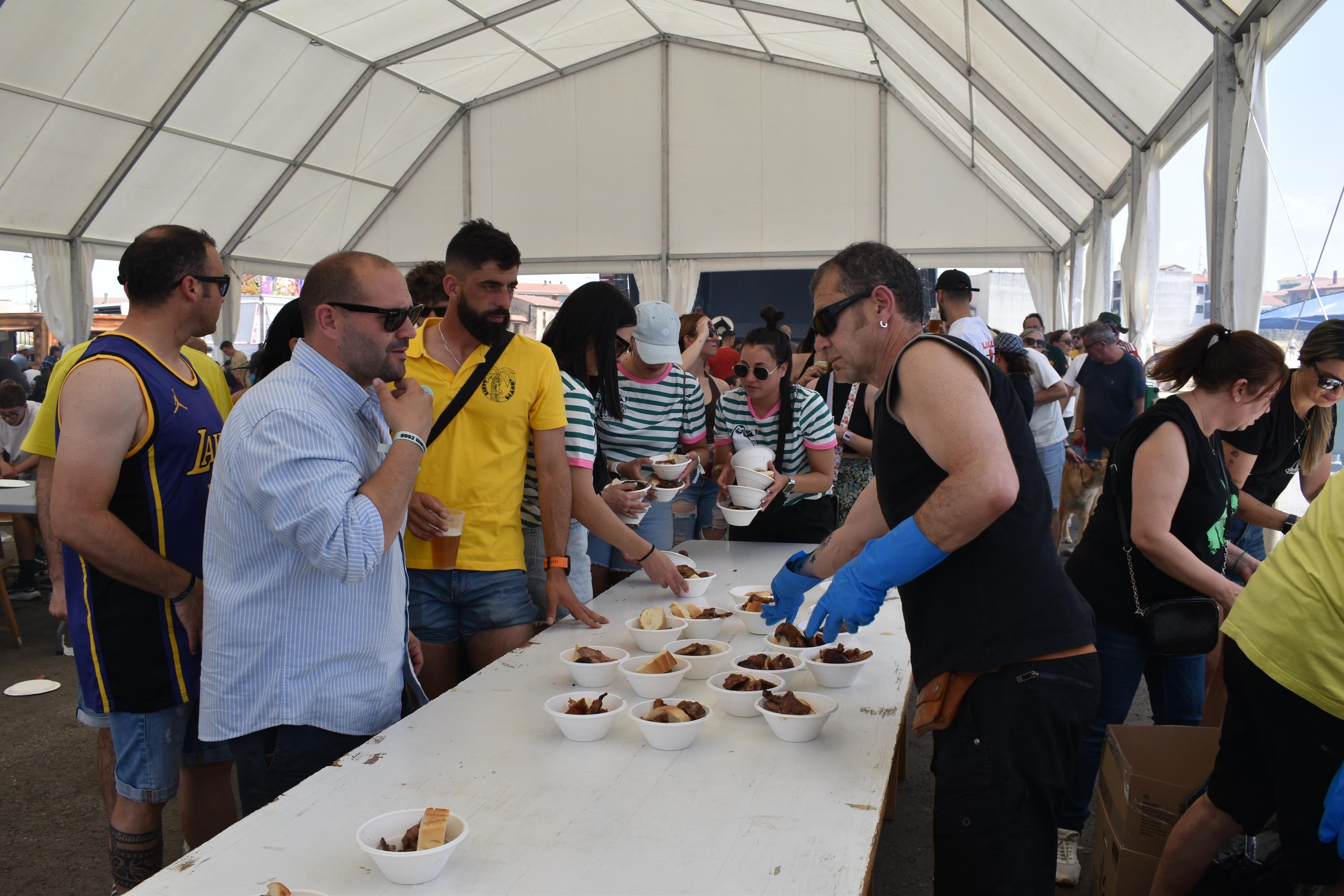 La localidad salmantina que ha repartido 600 kilos de carne gratis en sus fiestas