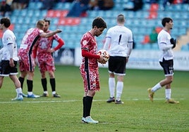 Gil, con el balón en las manos y la altural del punto de penalti en el último derbi en el Helmántico.