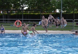 Un grupo de bañistas, en las piscinas municipales de Cabrerizos, las primeras que abrirán durante la jornada del 6 de junio.