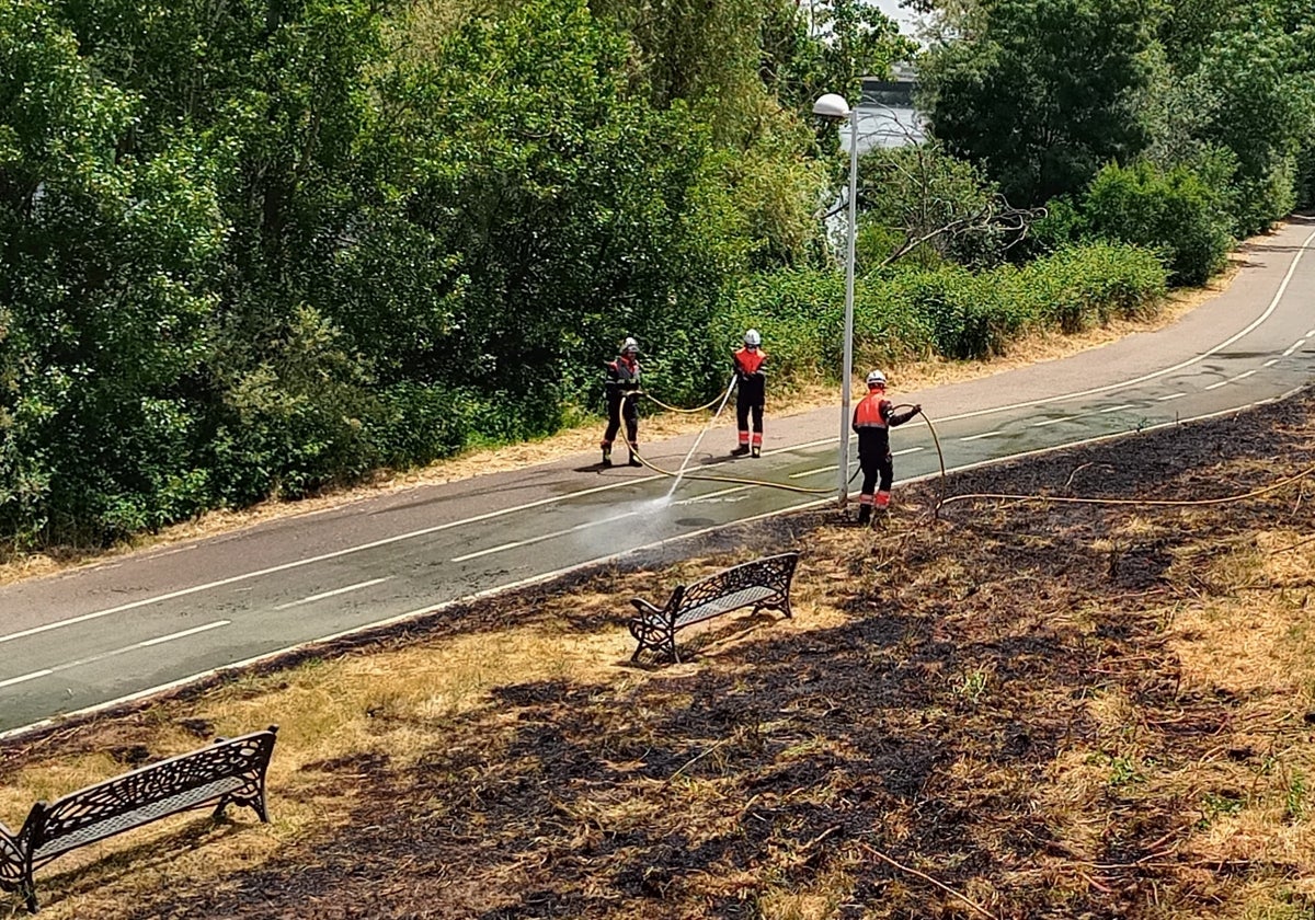 Los Bomberos de Salamanca sofocan el incendio junto al puente de Enrique Estevan.