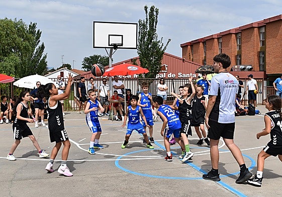 Partido de baloncesto en Santa Marta de Tormes.