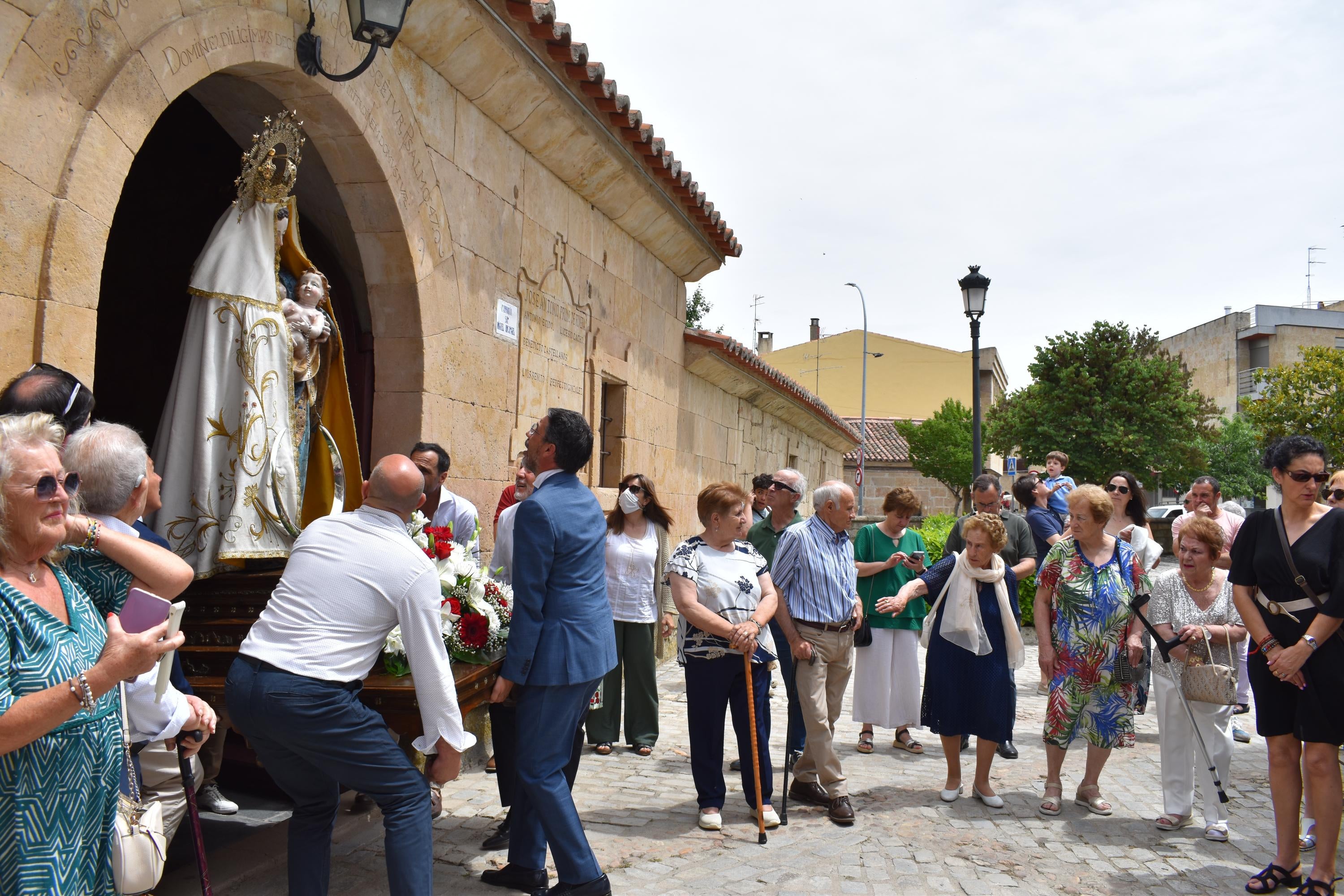 Villamayor rinde honores a la Virgen de los Remedios y disfruta con el humor amarillo