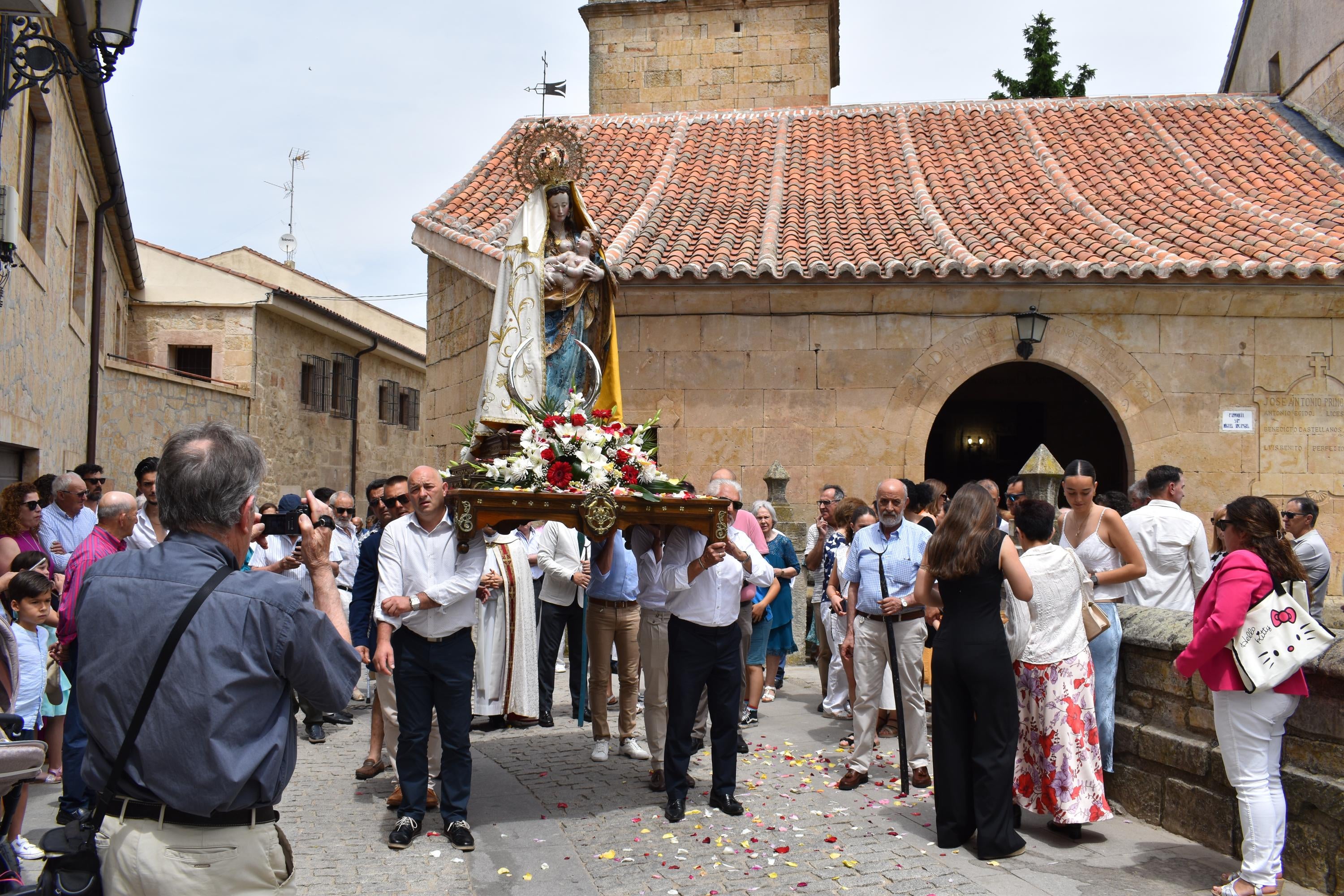 Villamayor rinde honores a la Virgen de los Remedios y disfruta con el humor amarillo