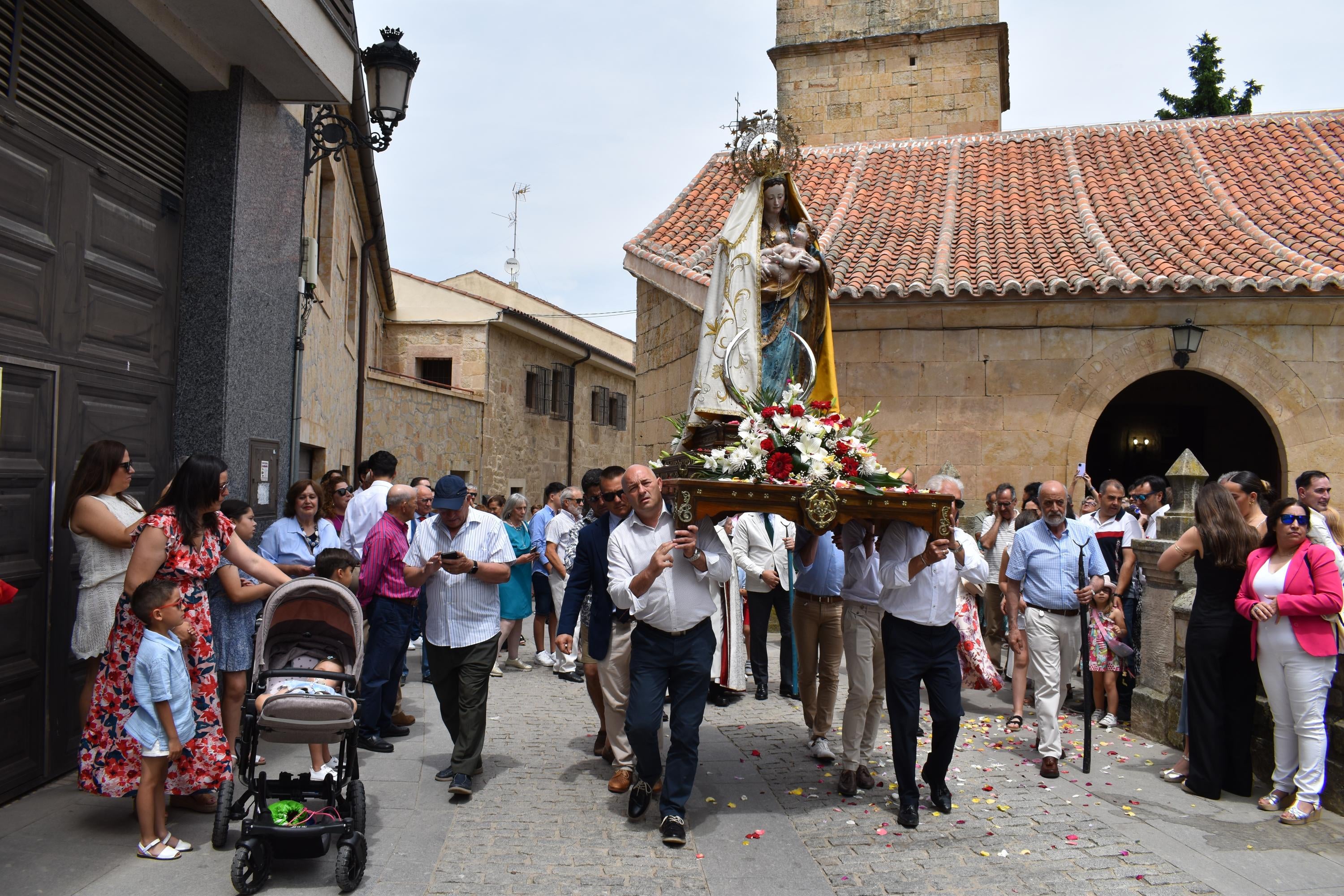 Villamayor rinde honores a la Virgen de los Remedios y disfruta con el humor amarillo