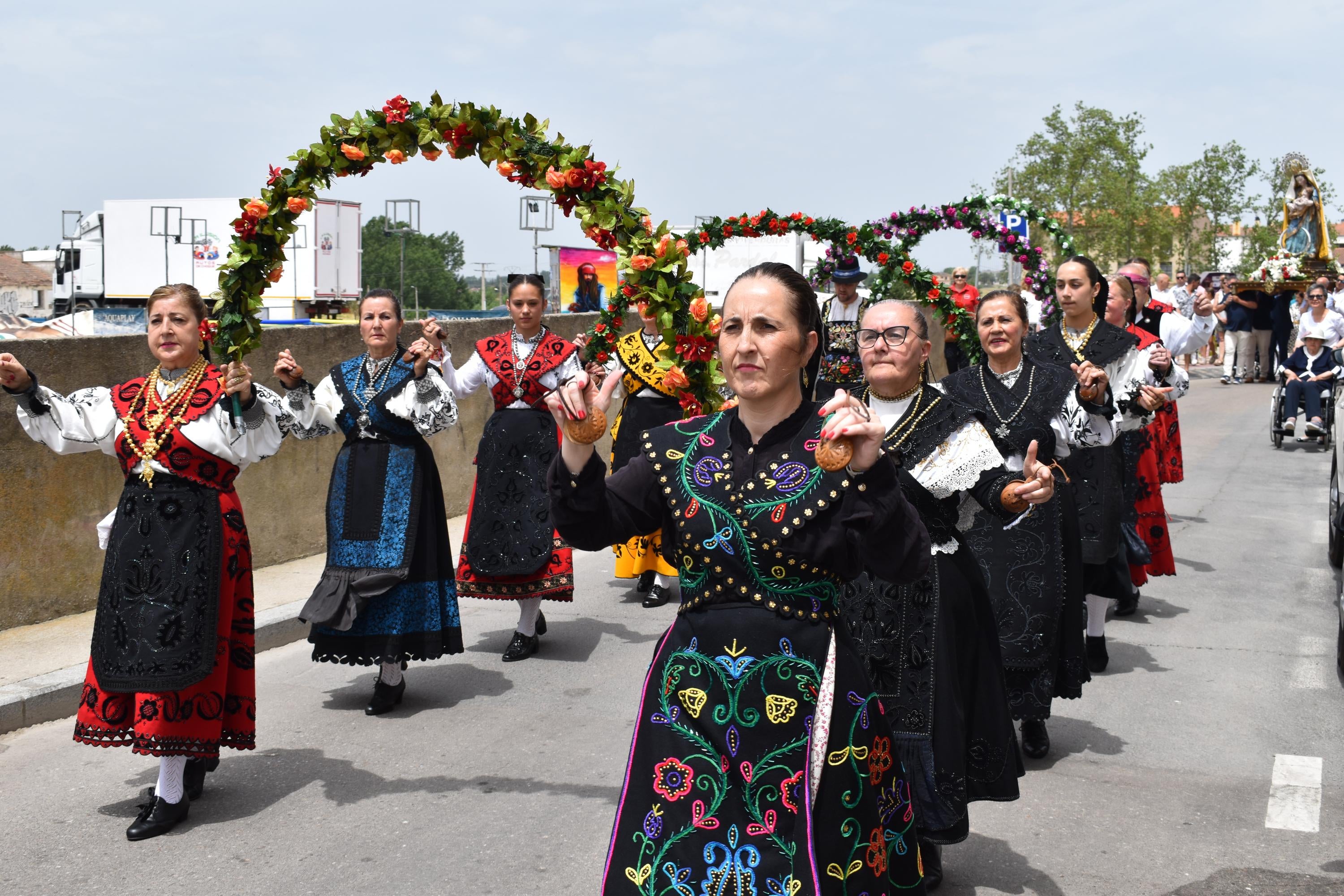 Villamayor rinde honores a la Virgen de los Remedios y disfruta con el humor amarillo