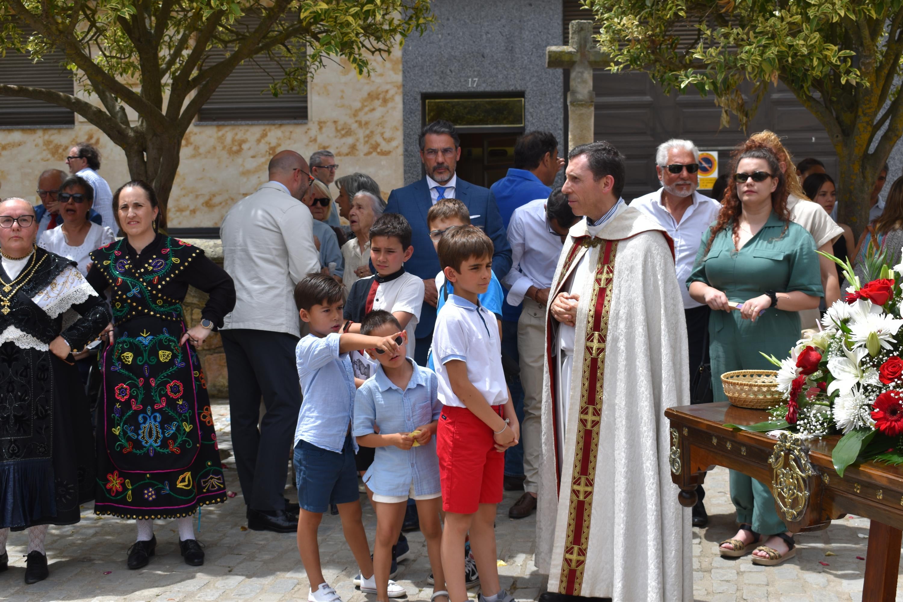 Villamayor rinde honores a la Virgen de los Remedios y disfruta con el humor amarillo